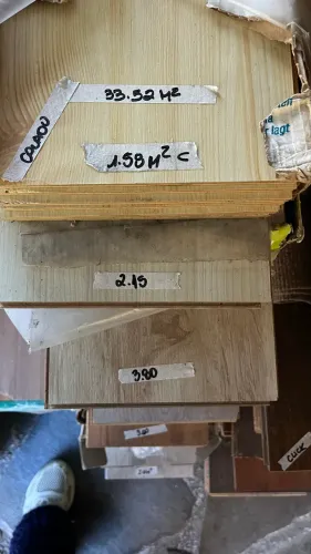 Piso laminado Novo,com pequenas avarias ,lote de 34m