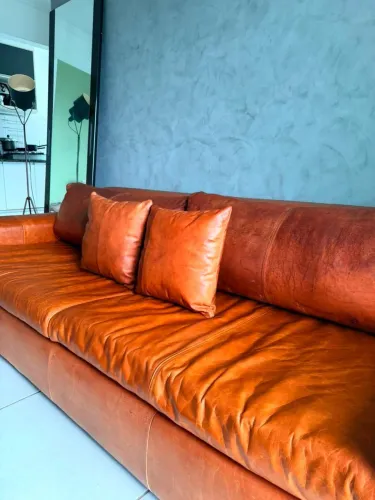 Sofá 4 lugares couro 100% | recém reformado
