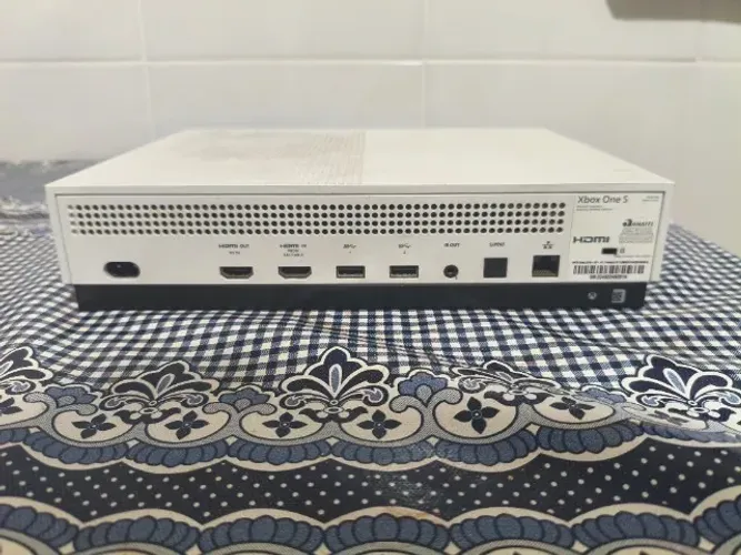 Xbox one s 1TB com cabo de força e HDMI