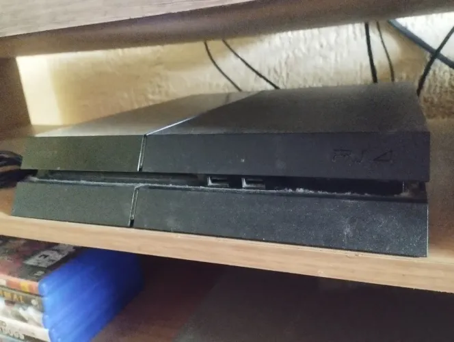 Console com jogos, dois controles com base de carregamento.