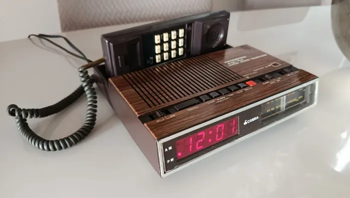 Rádio antigo com telefone . 