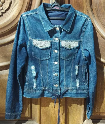 Jaqueta Jeans Customizada à Mão com Pedraria/Miçangas e Forro Protetor - Tam G (Slim)
