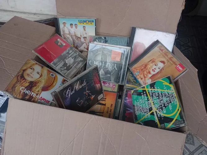 CDs e discos de vinil ,lps e compactos