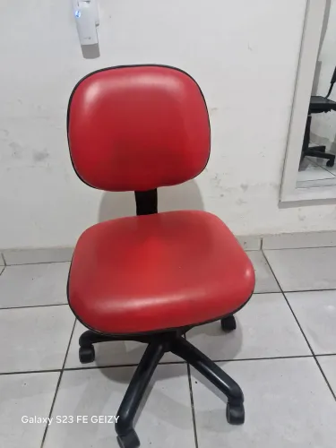 Cadeira secretária vermelha