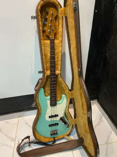 Baixo Squier 4 cordas by fender 