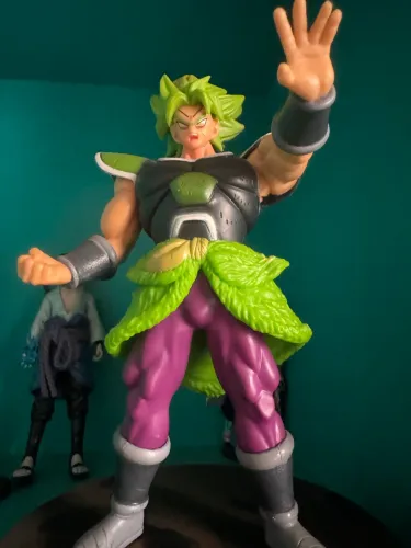Action fugure Broly sem caixa