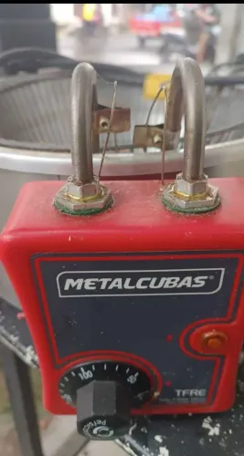 Vendo Fritadeira metalcubas 5 Litros Semi nova.
