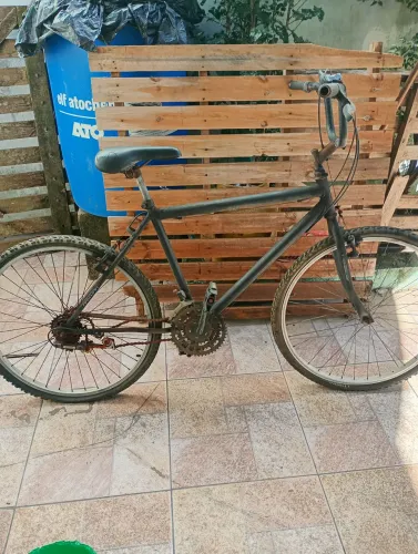 Bicicleta, aro 26 pneus semi novo com marcha 