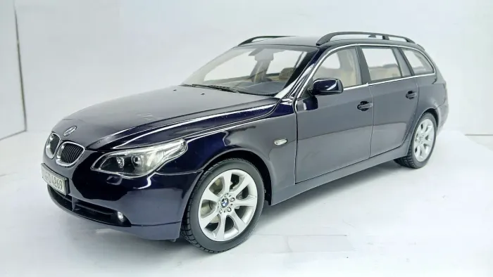 Miniatura BMW 545i E61 Touring 1/18