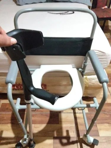 Cadeira de roda e bengala