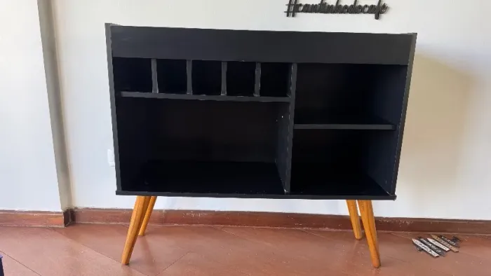 Aparador retrô pés palito