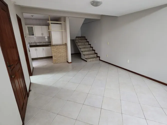 Aluga-se casa de 3 quartos no Santa Mônica