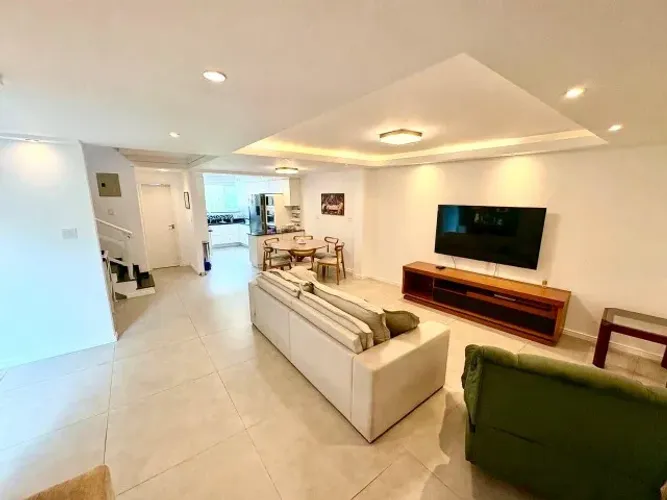 Casa Moderna Recém Reformada em Jardim Sulacap - 5 Quartos (3 Suítes) + Piscina + 3 Vagas