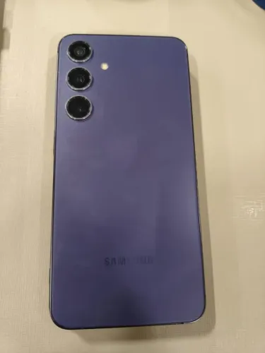 Celular s24+ com toques fantasmas 