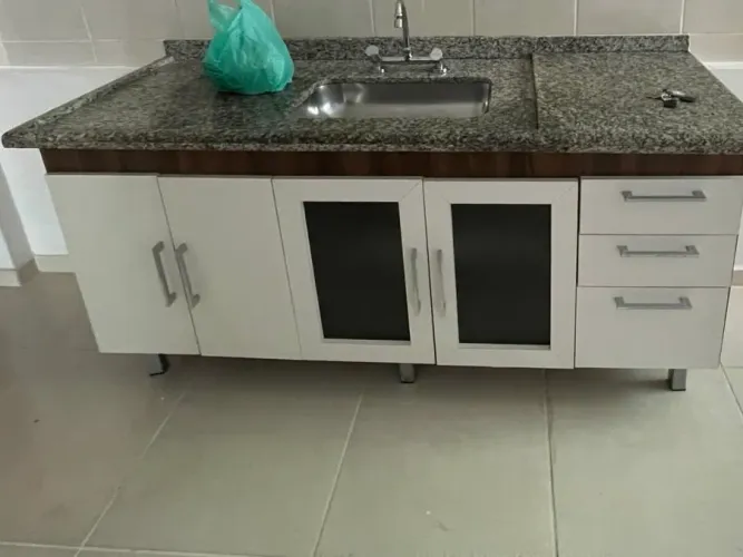 Gabinete de cozinha em ótimo estado. Medida 1,75 por 50
