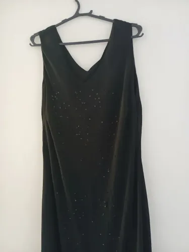 Vestido preto elegante com brilho discreto