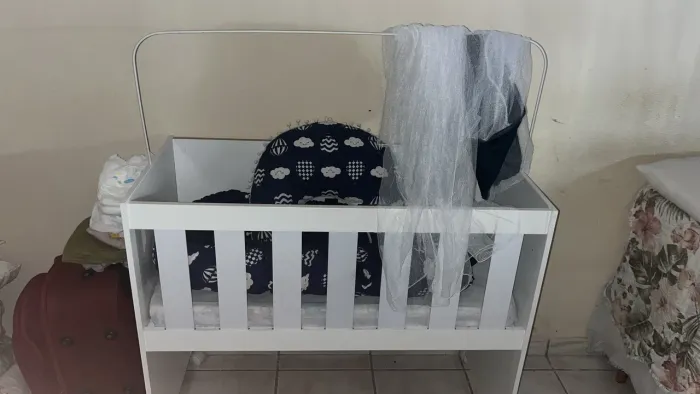 Mini berço com colchão e alguns itens