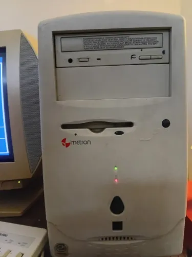 PC Antigo Branco METRON - Primeiros Celerons (2001) - 512mb de RAM - HD RECONHECE (IDE)