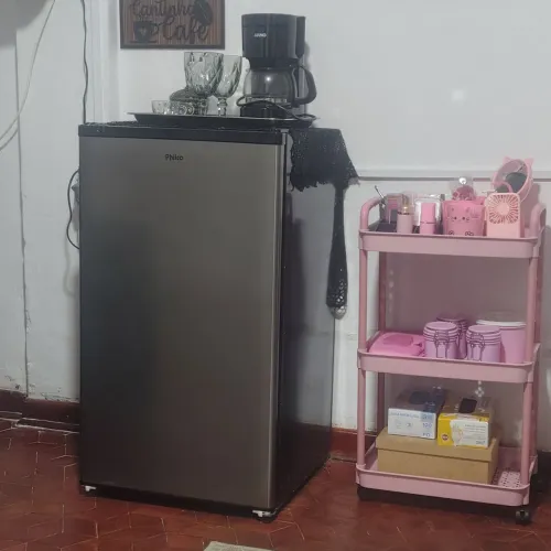 Vende se esse frigobar Philco em perfeito estado um ano de uso .