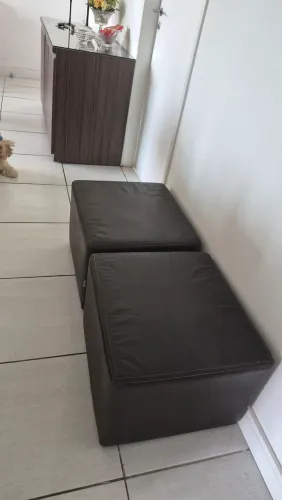 Puffs de couro marrom 