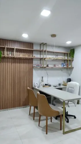 Sala de consultório mobiliada localizada no centro de Arapiraca em uma clínica de saúde 
