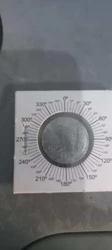Moeda de 1 cruzeiro de 1959 em aluminio com inclinação de 30º a esqd no reverso
