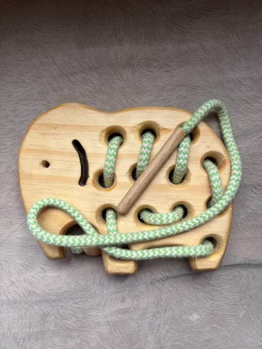 Brinquedo montessori alinhavo