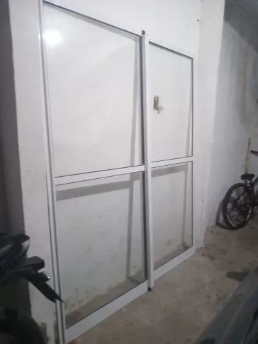 Porta de alumínio de vidro ,branca 1,80 de largura e 2,10 altura