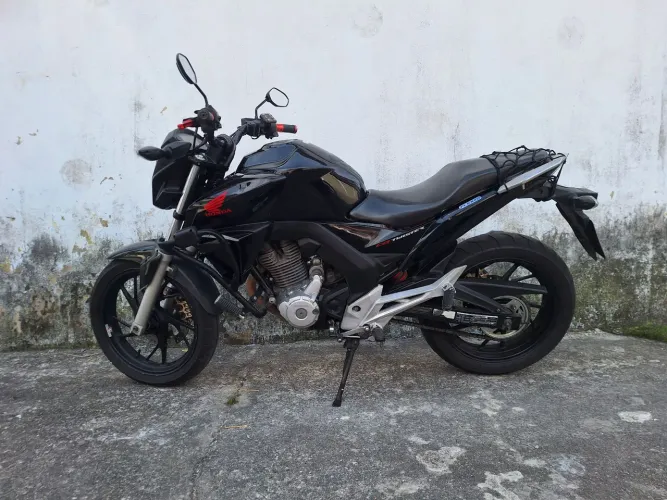 Cbtwister em ótimo estado de conservação, moto de garagem e muito bem cuidada.