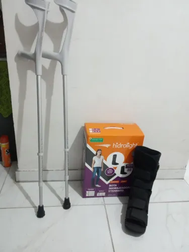 Bota Imobilizadora e Muletas