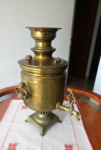 Antigo Samovar Russo em metal e grande