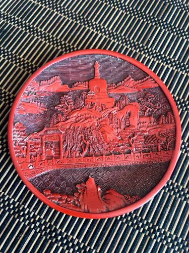 Prato decorativo entalhado em madeira com motivo chinês