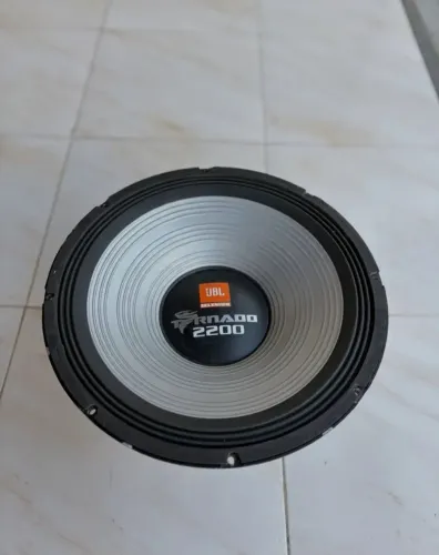 Tornado 18 jbl