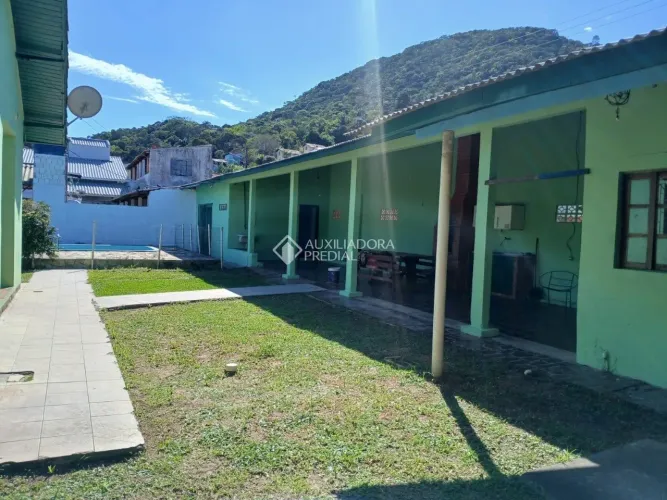 Casa ampla com edícula e terreno de mais de 750 m² no Sambaqui