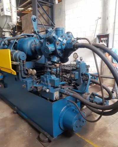 Injetora plástica triuzzi 