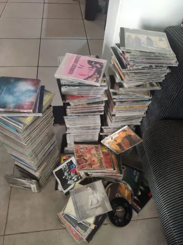 200 cds de Música rock mpb música classica etc