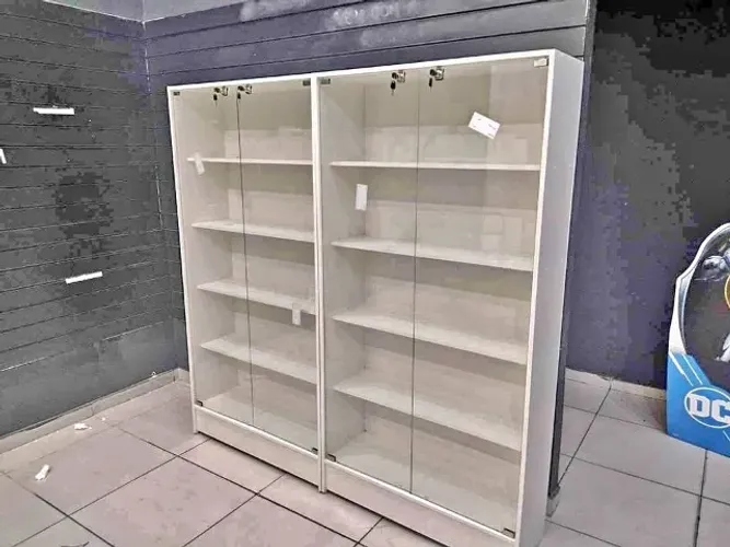  Estante vitrine MDF com porta e tranca