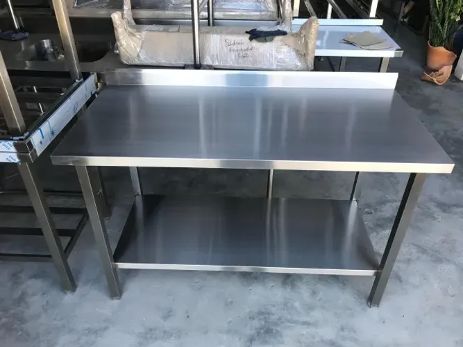 Mesa industrial com prateleira em baixo tipo lisa - produto novo em inox