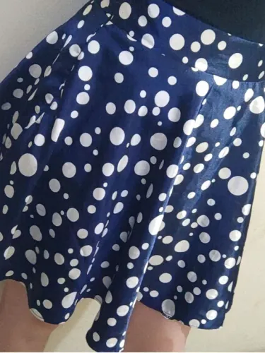 Saia poá azul & branco