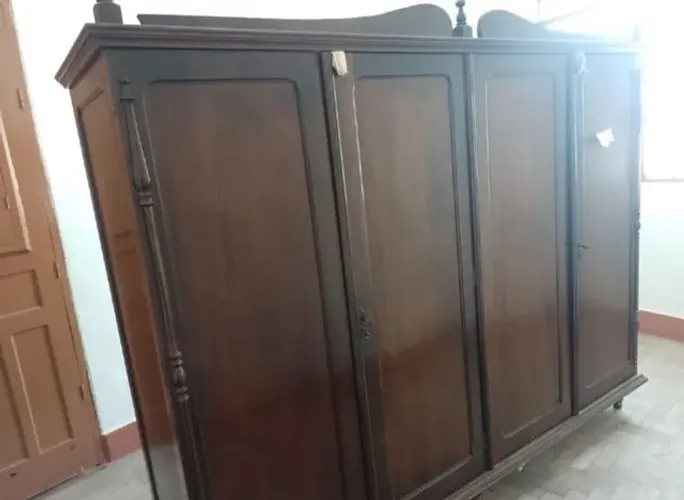 DESAPEGO Guarda roupa retro 