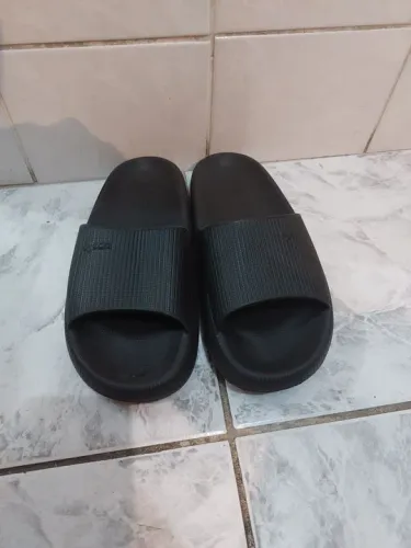 Chinelo de borracha preto - ideal para o dia a dia