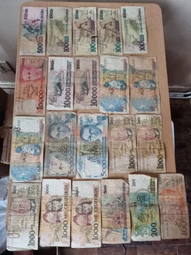 Papel moeda e moedas antigas