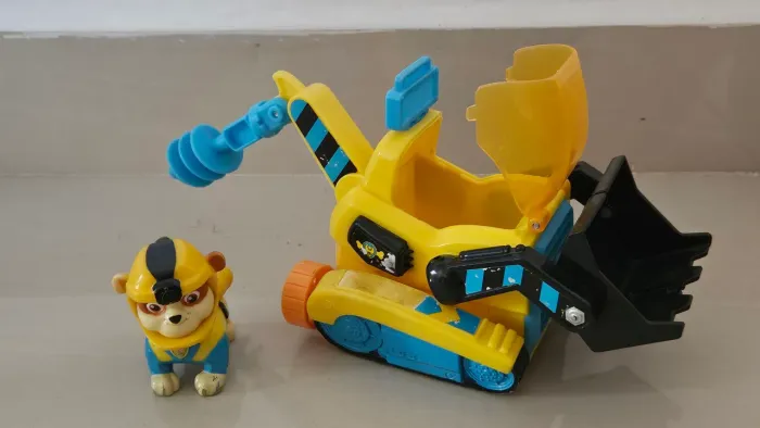 Carro do Rubble da Patrulha Canina com boneco escavadeira Tijuca Rio RJ