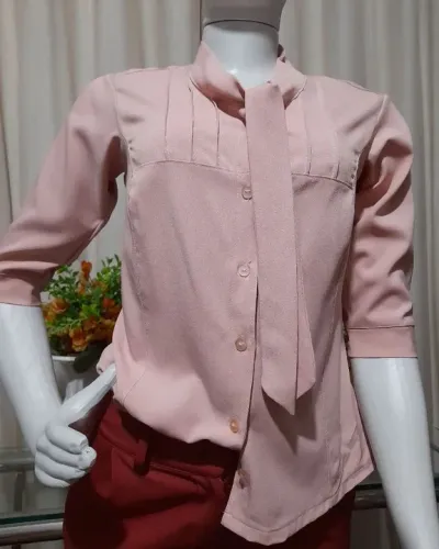 Blusa em crepe, laço no pescoço pregas, botões e manga três quarto.