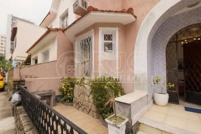 Casa de condomínio para venda possui 160 metros quadrados com 5 quartos