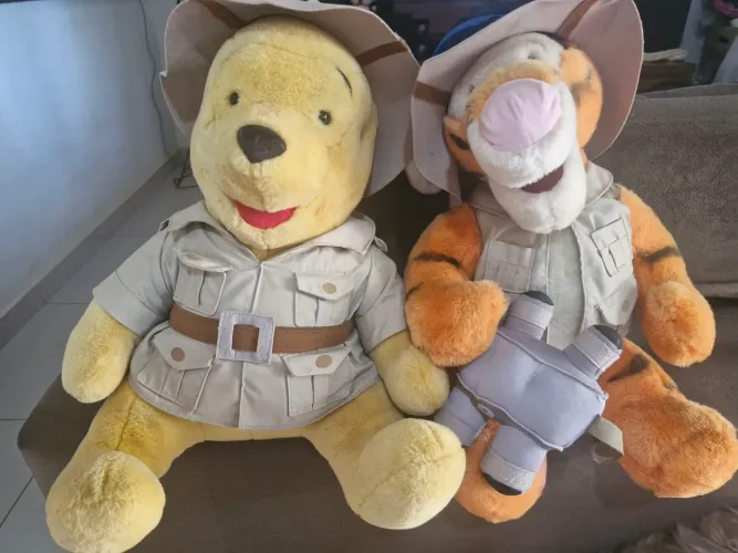 Pelúcias grandes 50cm originais do Ursinho Pooh e Tigrão Safari originais Disney