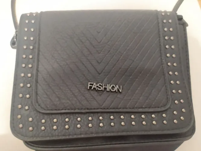 Bolsa Feminina Preta com Detalhes em Metal