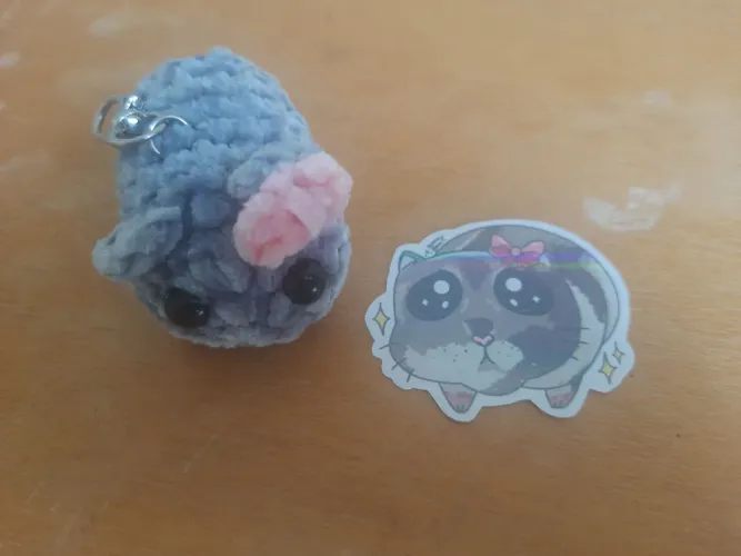 Kit hamster triste coquette meme: chaveiro de crochê+adesivo