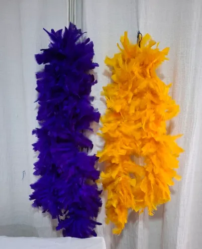 2 Boás de penas para decoração - roxo e amarelo