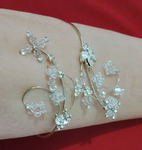 Bracelete Dourado Decorado com Cristais.